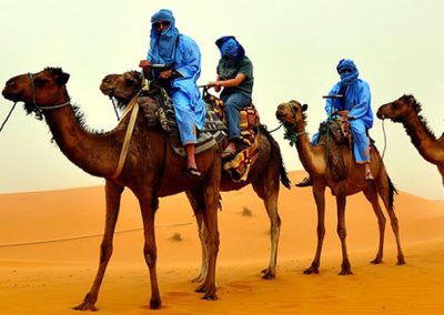 Paseo en camello por el desierto